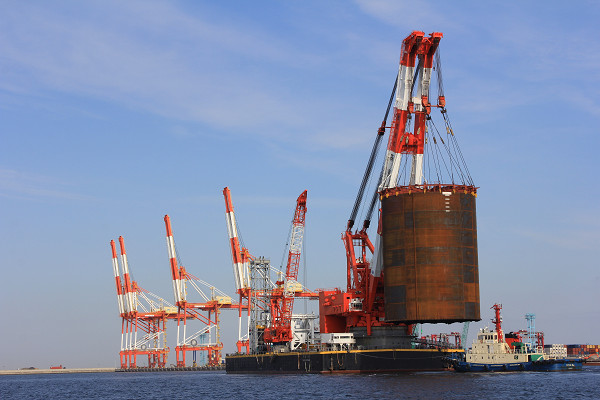 南本牧ふ頭 日本最大のコンテナクレーン整備へ重さ400tの鋼板セルを設置 Mc 4岸壁工事 建設通信新聞digital