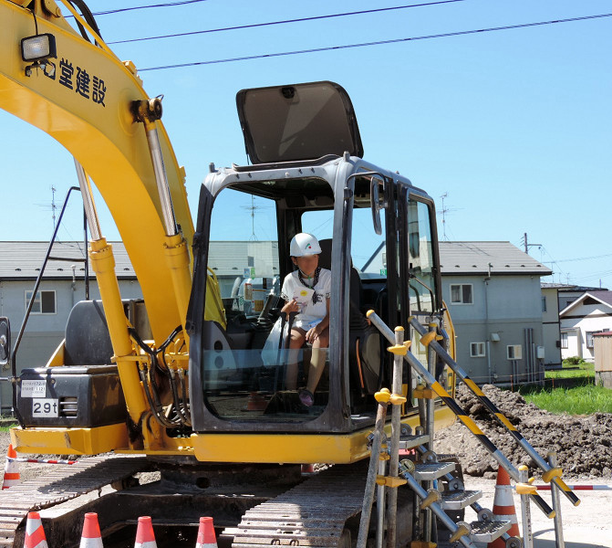 18夏休み かっこいい重機の運転席に 宮城県大崎市内の河川改修現場で親子見学会 建設通信新聞digital