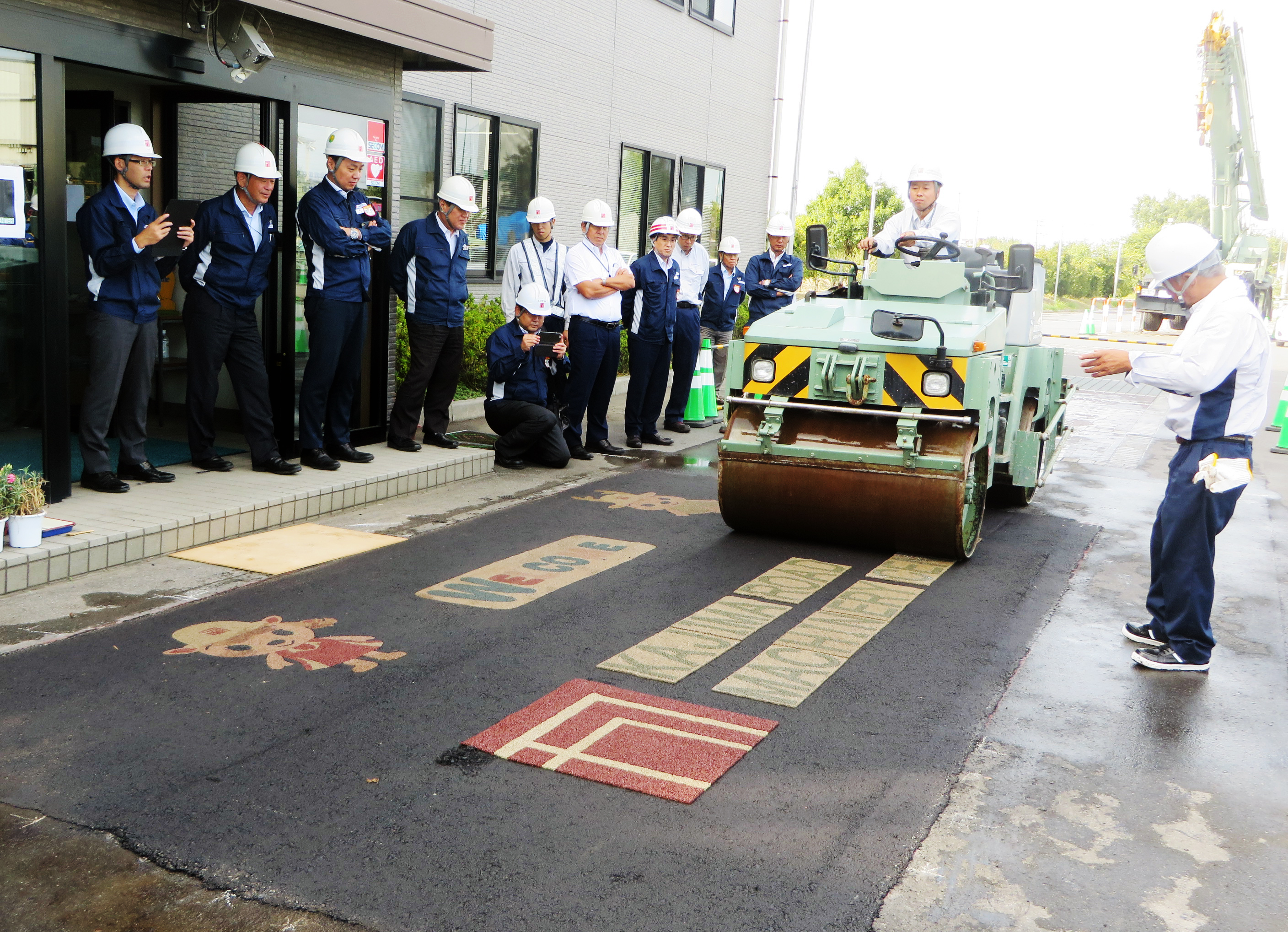 鹿島道路 経済性に優れるカラーアス舗装を社員対象にデモ ロゴマークなど イラスト施工提案へ 建設通信新聞digital