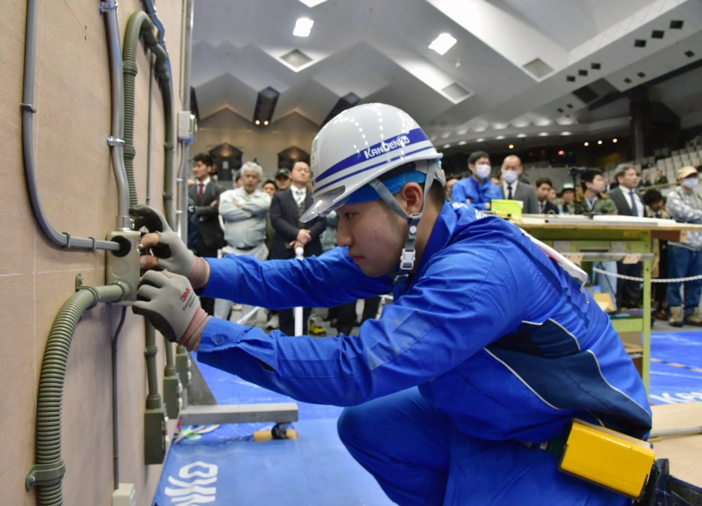 【東電協】第52回電気工事士技能競技大会を開催 28社・選手44人が屋内配線工事の腕を競い合う 建設通信新聞Digital 【東電協】第52回電気工事士技能競技大会を開催 28社・選手44人が屋内配線工事の腕を競い合う 建設通信新聞Digital