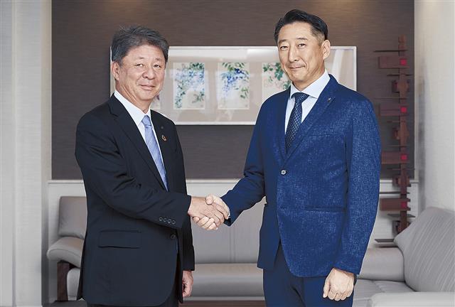 企業名で五十音順に並ぶと隣り合うことも多かったという前田社長（右）と柴田社長。射手座のＯ型という共通点も