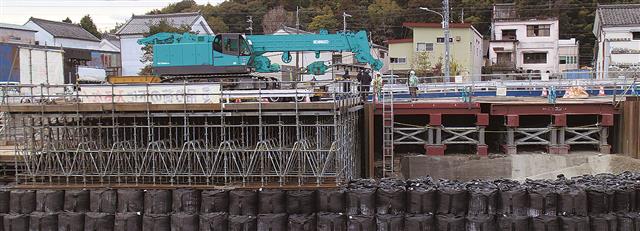 設置されたマルチアングル工法（左）とメガベント