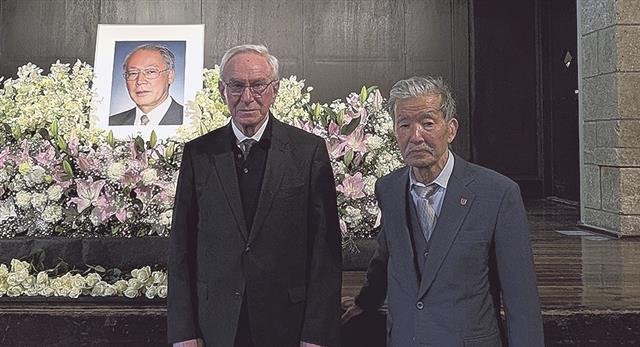（右から）伊藤邦明氏、ラインハルト元市長。遺志を継ぐ同志たちが、日独の都市再生における澤田氏の多大なる功績を改めて偲んだ（池袋の自由学園明日館にて）
