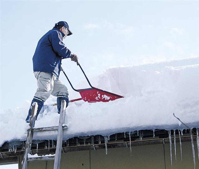 屋根の雪下ろしは高齢者にとって負担が大きい作業だ（写真と本文は関係ありません）