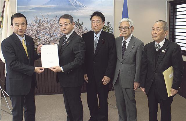 左から、鈴木知事、中野市長、高林議長、斉藤会頭、廣野会長