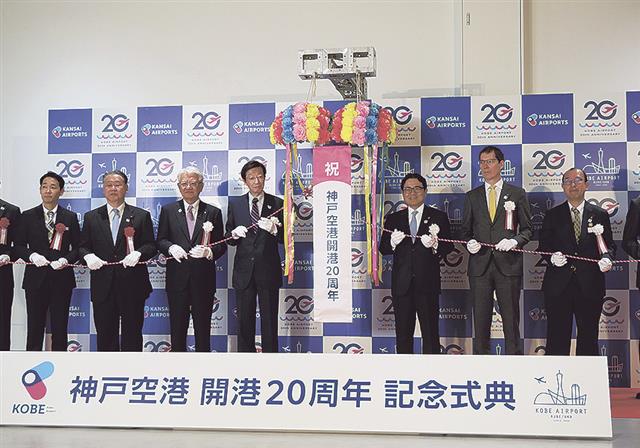 くす玉を開破する久元市長（中央左）と山谷社長（中央右）ら