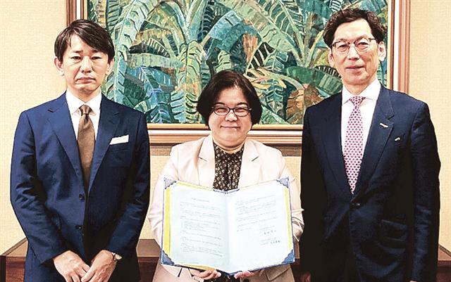 （右から）八千代エンジニヤリング水野高志副社長、喜納育江琉球大学長、同社技術創発研究所天方匡純所長