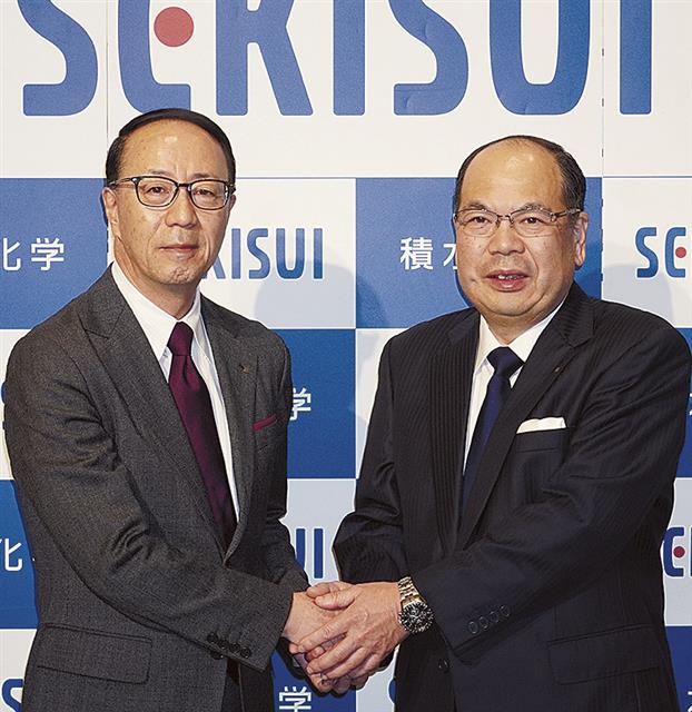 固く握手を交わす清水次期社長（右）と加藤社長