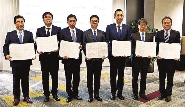 戦略的パートナーシップを締結した各企業と陰山社長（中央）