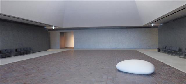 【美術館アトリウム】自然光を取り入れ「外からの連続空間」を意識したアトリウムの床には、川口市の伝統産業である鋳物工場の鉄粉が混ぜられており、自然光を反射する工夫がされている