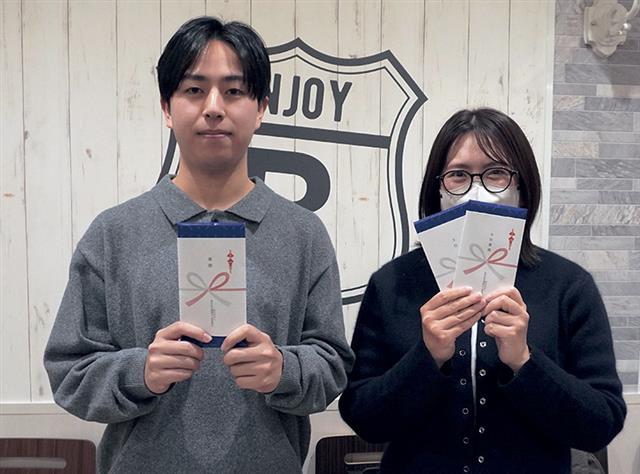 優勝の溝口さん（左）と女性優勝の小川さん