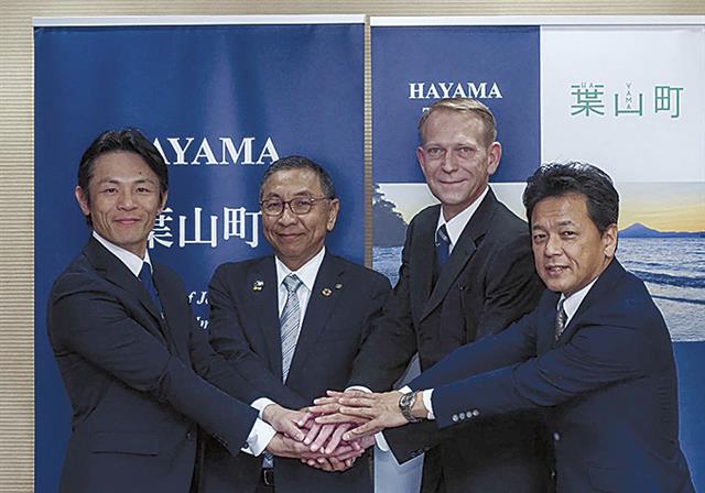 （左から）山梨葉山町長、寺田東急建設社長、アラニャフジ地中情報社長、西原中央設計技術研究所社長