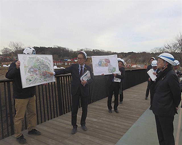 小池事務局長（左から２人目）の説明を聞く小林会長（右）