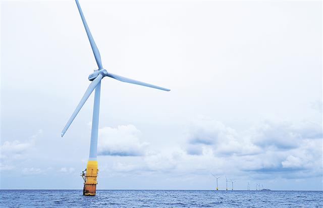 「はえんかぜ」（手前）と、その沖合に展開する五島洋上ウィンドファーム