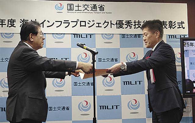 金子国交相（左）から賞状を受け取る受賞者