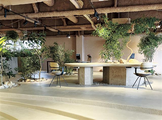 『ＩＴＯＫＩ　ＤＥＳＩＧＮ　ＨＯＵＳＥ　ＳＨＩＧＡ』の３階執務フロア。琵琶湖流域の情景を再現した
