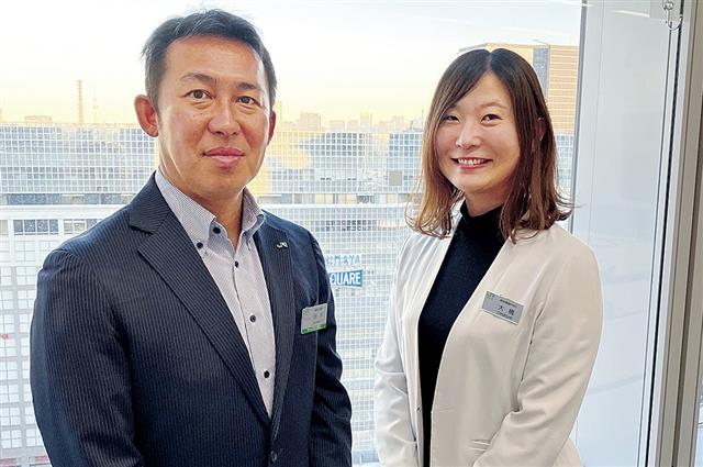 岡本マネージャー（左）と大橋さん