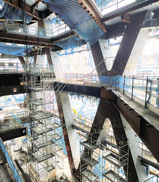 ダイヤグリッド架構。超々高層建築を支えるダイナミックなスケール感が際立つ