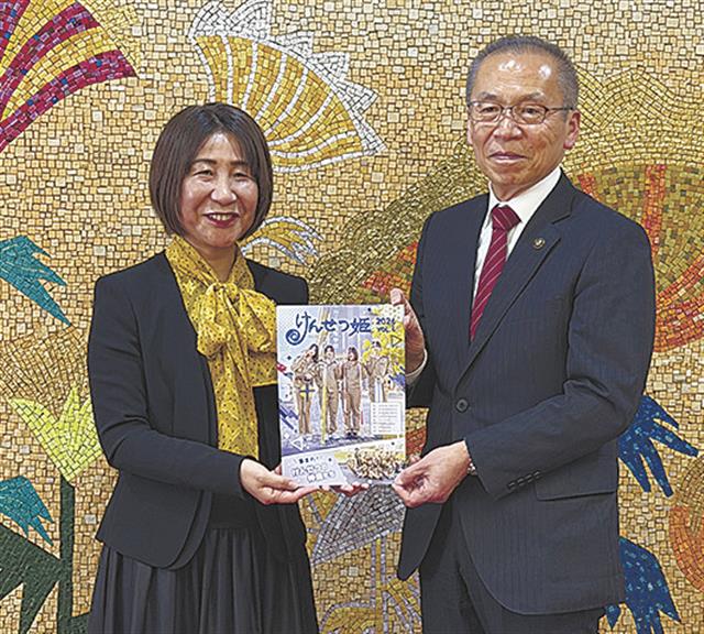 けんせつ姫を手渡す柴田社長（左）と松戸市長