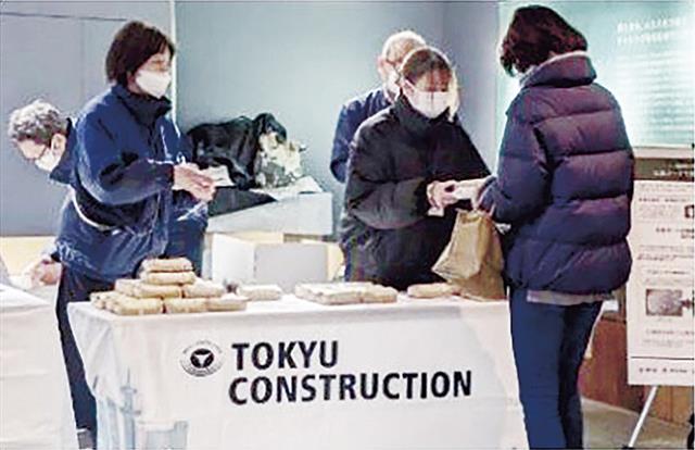 １月に用賀駅で開いたイベントで、廃石こうを活用し育てた米を配布