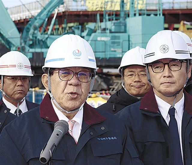 　　津田大橋の視察後、質問に　　　　　答える金子国交相（中央）