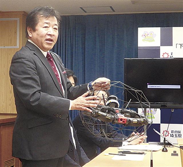 飛行型ドローンを紹介する滝澤社長