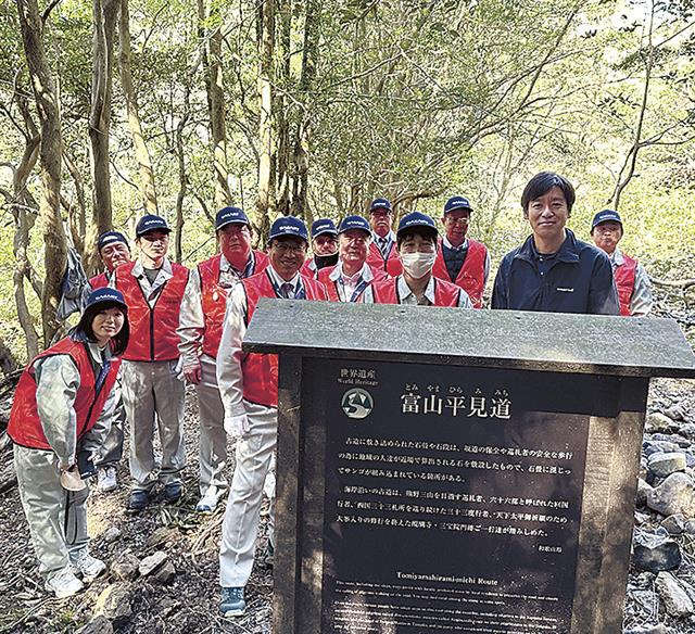 石塚社長と参加者ら