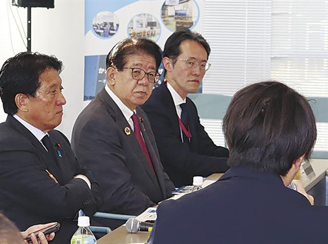 説明に耳を傾ける金子国交相