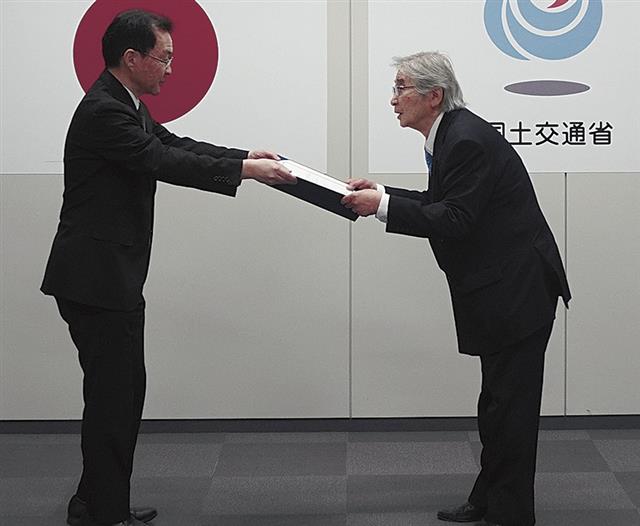 中原副局長から認証書を受け取る伊庭専務（右）