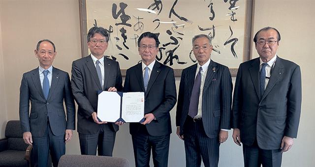 要望書を手にする関係者