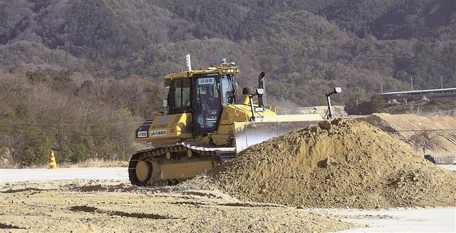 クワッド・アクセルにより自動で施工するブルドーザー