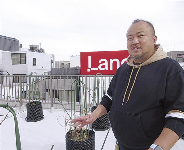 芦澤代表とビル屋上で栽培中のメイヴの鉢