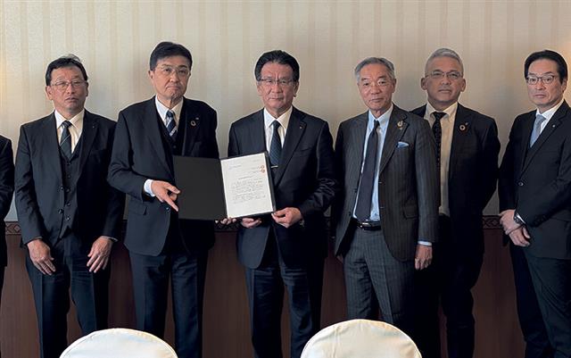 山下支部長（左から２人目）に要望書を手渡す上坂支部長（同３人目）と北村支部長（同４人目）