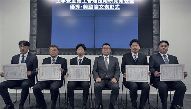 受賞者の記念撮影