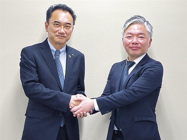 橋本執行役員（左）と徳川東京支店長