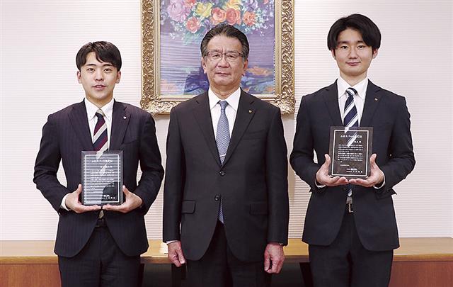 （左から）安立さん、上坂社長、床枝さん