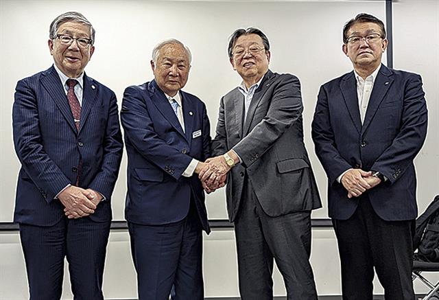 （左から）阪田貞一橋本総業ホールディングス副社長、橋本社長、阿部アイナボホールディングス社長、須藤豊専務取締役ＣＦＯ