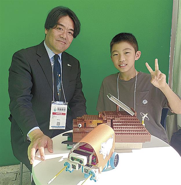 仮谷さん（右）と高橋部長。手前はモグラ型ロボット「モグラット」