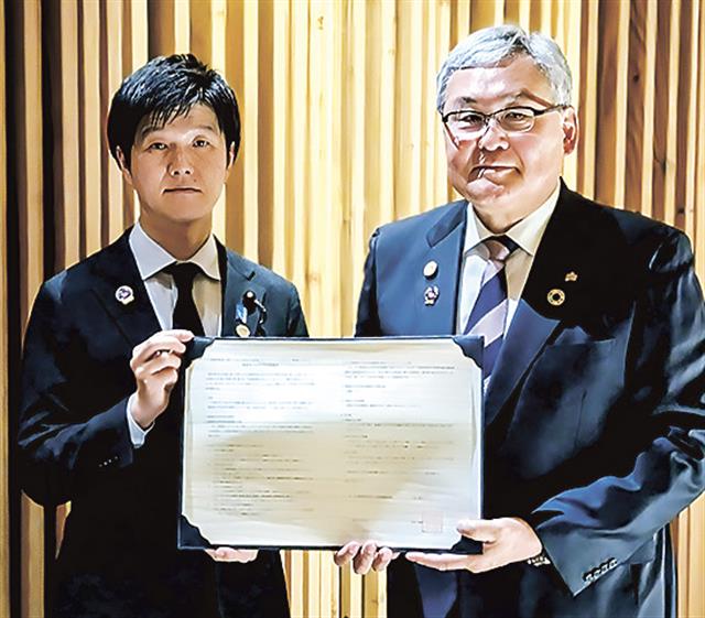 鈴木農水相（左）と大谷社長