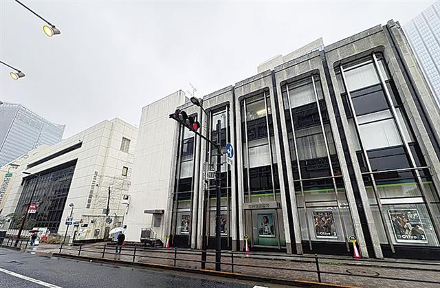 三井住友銀行三田通支店（右）に隣接する旧図書館