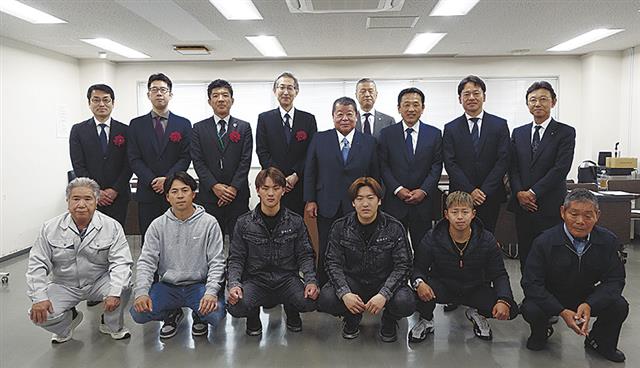 受講生らの記念撮影