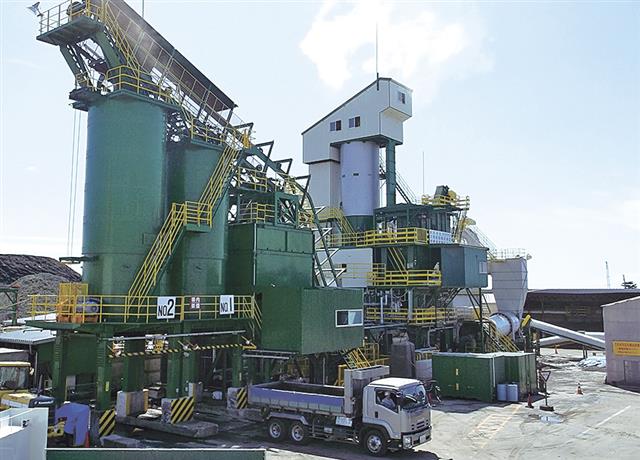 被災した合材工場の完了時全景（前部）