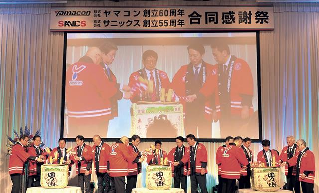 鏡割りをする代表者