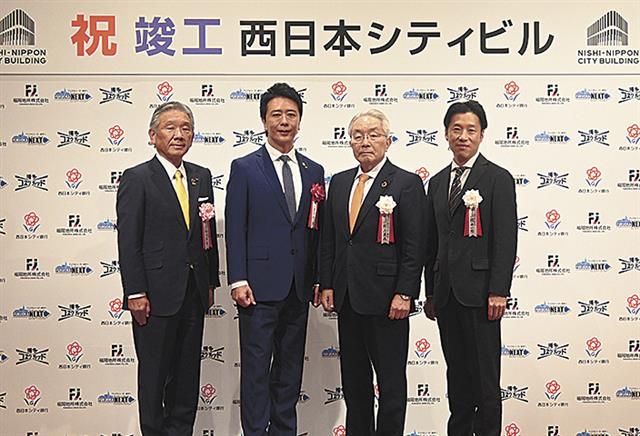 　 左から相川社長、高島市長、　 村上頭取、榎本社長