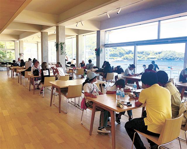 ２０２５年７月３０日、カムチャッカ地震に伴って津波警報が発令された際の様子。避難と憩いが共存した空間を現出した