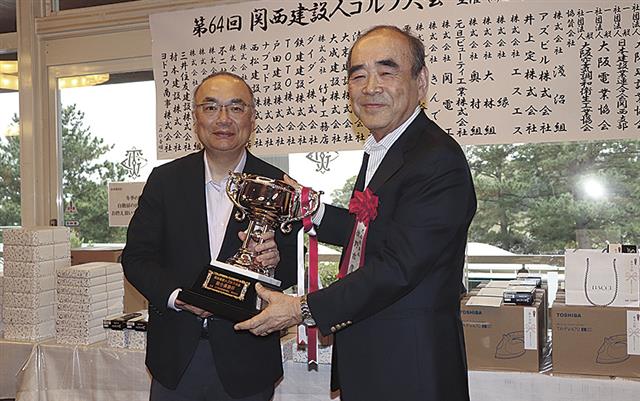 総合優勝した野村氏（左）と佐野大会委員長
