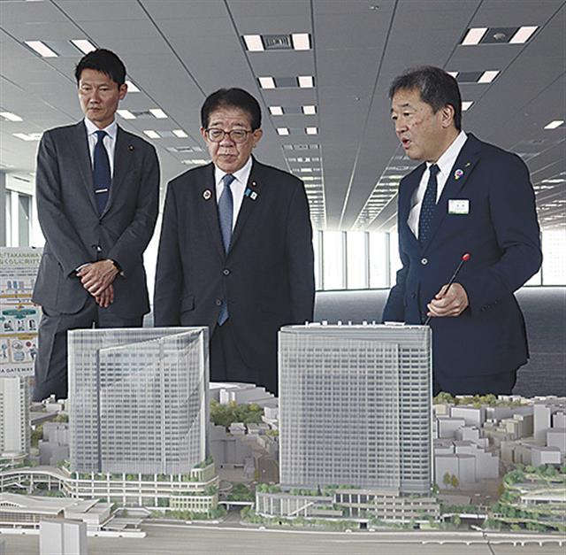 プロジェクトの説明を受ける金子国交相（中央）