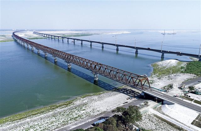 新設した橋梁。技術の力が東西をつないだ