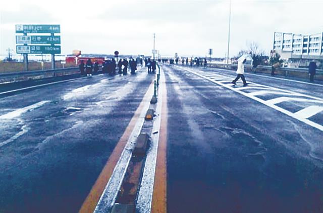 高速道路に避難した人たち（仙台港北ＩＣ付近）