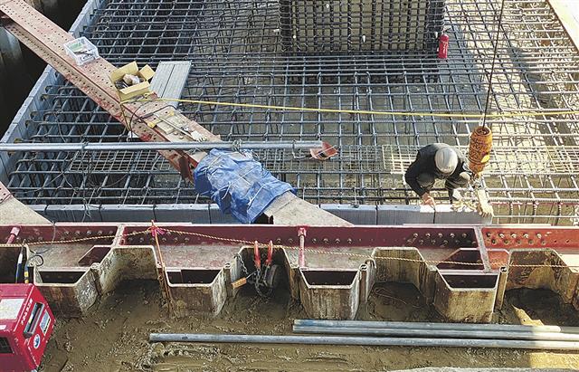 底版周りに型枠を設置していく